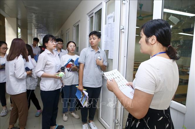 Trong ảnh: Gọi thí sinh vào phòng thi tại Hội đồng thi trường THPT Nguyễn Gia Thiều (Hà Nội). Ảnh: Minh Quyết - TTXVN
