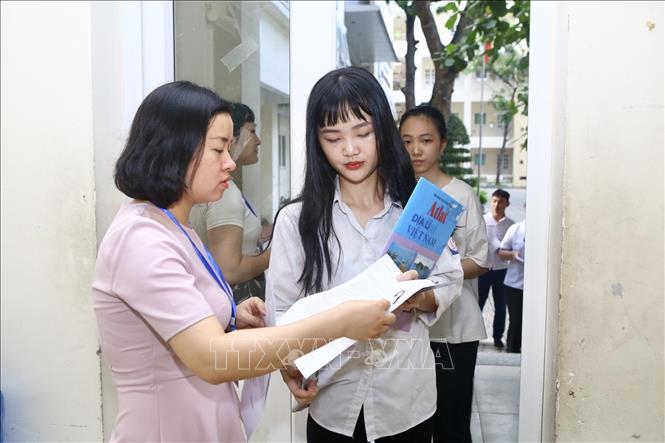 Trong ảnh: Gọi thí sinh vào phòng thi tại Hội đồng thi trường THPT Nguyễn Gia Thiều (Hà Nội). Ảnh: Minh Quyết - TTXVN
