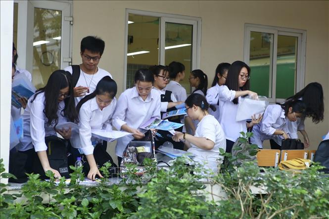 Trong ảnh: Thí sinh đến dự thi tại Hội đồng thi trường THPT Nguyễn Gia Thiều (Hà Nội). Ảnh: Minh Quyết - TTXVN