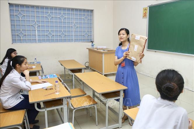Trong ảnh: Kiểm tra niêm phong đề thi trước khi bước vào môn thi của tổ hợp Khoa học xã hội tại Hội đồng thi trường Nguyễn Gia Thiều (Hà Nội). Ảnh: Minh Quyết - TTXVN