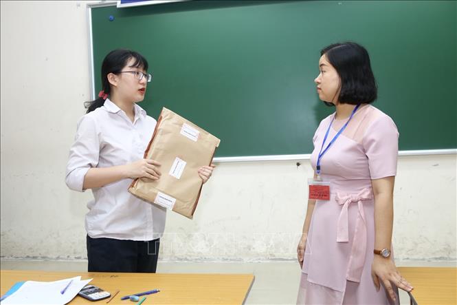 Trong ảnh: Kiểm tra niêm phong đề thi trước khi bước vào môn thi của tổ hợp Khoa học xã hội tại Hội đồng thi trường Nguyễn Gia Thiều (Hà Nội). Ảnh: Minh Quyết - TTXVN