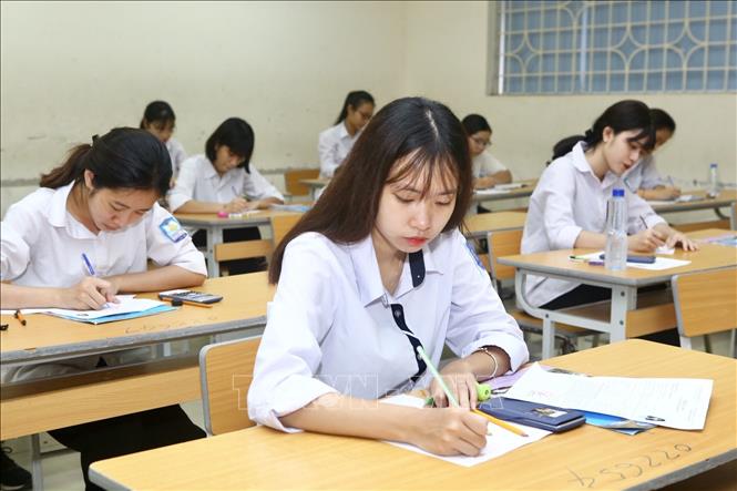 Trong ảnh: Thí sinh thi môn đầu tiên của tổ hợp Khoa học xã hội, môn Lịch sử. Ảnh: Minh Quyết - TTXVN