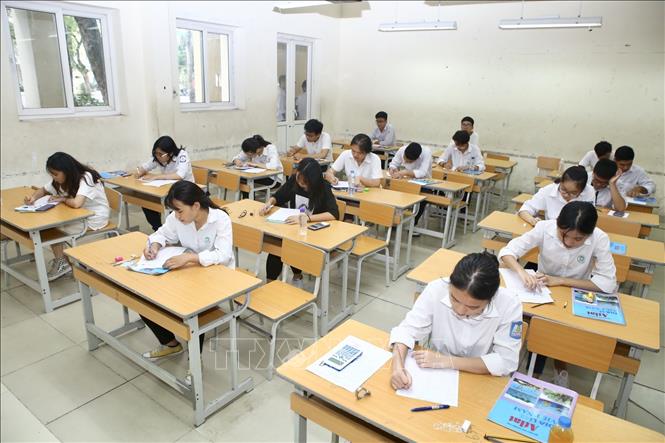 Trong ảnh: Thí sinh thi môn đầu tiên của tổ hợp Khoa học xã hội, môn Lịch sử. Ảnh: Minh Quyết - TTXVN