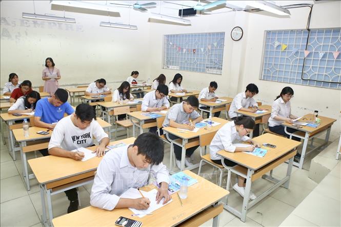 Trong ảnh: Thí sinh thi môn đầu tiên của tổ hợp Khoa học xã hội, môn Lịch sử. Ảnh: Minh Quyết - TTXVN