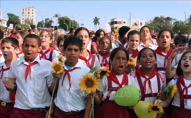 Trong ảnh: Học sinh tham gia mít tinh chào mừng Ngày Quốc tế Lao động 1-5  ở thủ đô La Habana, Cuba. Ảnh: AFP/TTXVN