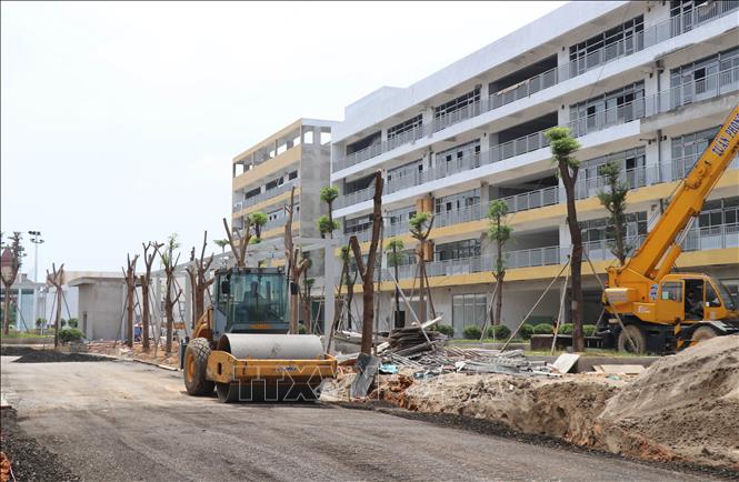 Trong ảnh: Các nhà thầu đang đẩy nhanh tiến độ thi công hạ tầng Khu đô thị Crown Villas. Ảnh: Hoàng Nguyên - TTXVN