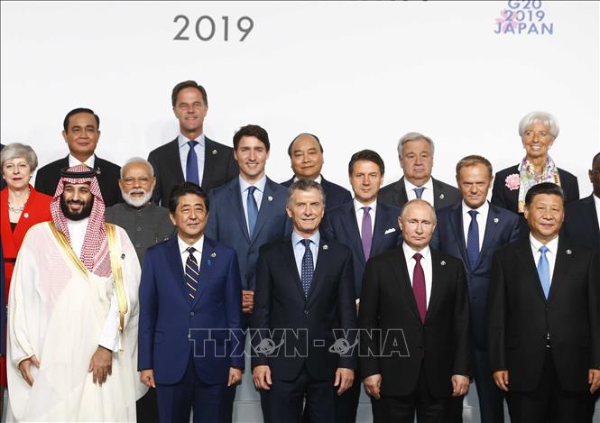 Trong ảnh: Thủ tướng Nguyễn Xuân Phúc và các trưởng đoàn tham dự hội nghị G20 chụp ảnh chung. Ảnh: Thống Nhất –TTXVN