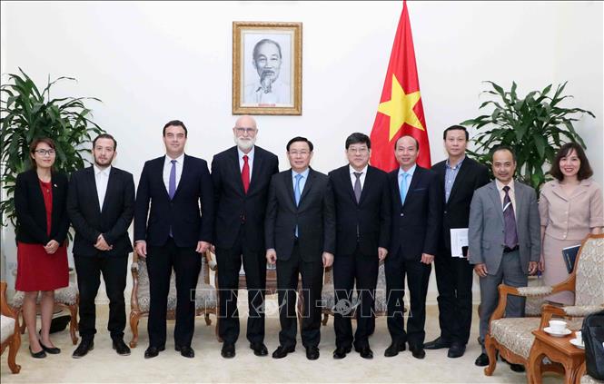 Trong ảnh: Phó Thủ tướng Vương Đình Huệ với các đại biểu tại buổi tiếp. Ảnh: Văn Điệp – TTXVN