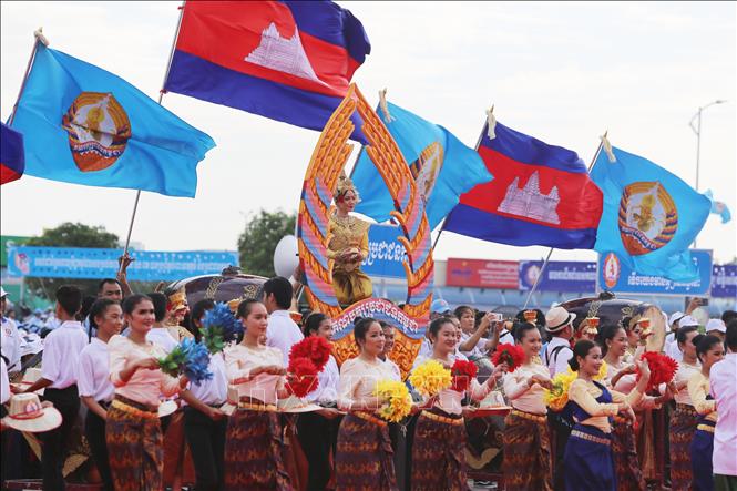 Trong ảnh: Tiết mục văn nghệ và biểu tượng của đảng CPP chào mừng buổi lễ. Ảnh: Nhóm P/v TTXVN tại Campuchia
