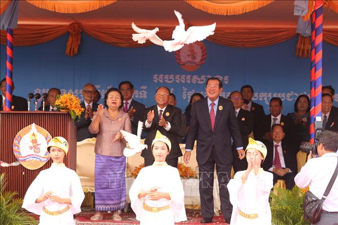 Trong ảnh: Lễ thả chim bồ câu cầu chúc cho hòa bình tại buổi lễ. Ảnh: Nhóm P/v TTXVN tại Campuchia
