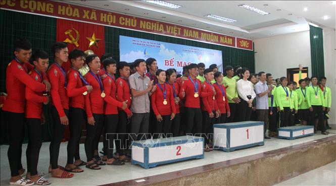 Trong ảnh: Ban tổ chức trao giải cho các đội đạt giải ở các nội dung thi đấu. Ảnh:Trịnh Bang Nhiệm - TTXVN