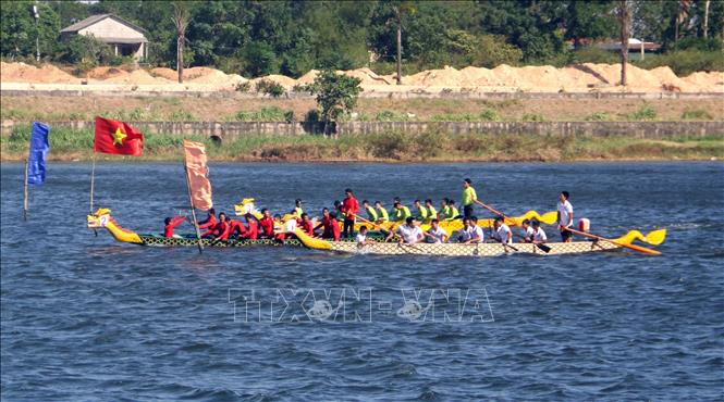 Trong ảnh: Các vận động viên thi đấu những nội dung cuối cùng ở cự ly 200 m. Ảnh:Trịnh Bang Nhiệm - TTXVN