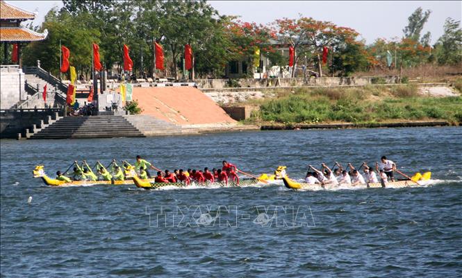 Trong ảnh: Các vận động viên thi đấu những nội dung cuối cùng ở cự ly 200 m. Ảnh:Trịnh Bang Nhiệm - TTXVN