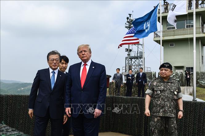 Trong ảnh: Tổng thống Mỹ Donald Trump (thứ 3, trái) và Tổng thống Hàn Quốc Moon Jae-in (trái) thị sát trạm quan sát Quellette tại Khu phi quân sự (DMZ) ở biên giới liên Triều ngày 30/6/2019. Ảnh: AFP/TTXVN