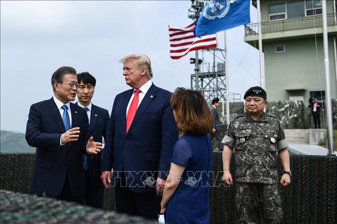 Trong ảnh: Tổng thống Mỹ Donald Trump (giữa) và Tổng thống Hàn Quốc Moon Jae-in (trái) thị sát trạm quan sát Quellette tại Khu phi quân sự (DMZ) ở biên giới liên Triều ngày 30/6/2019. Ảnh: AFP/TTXVN