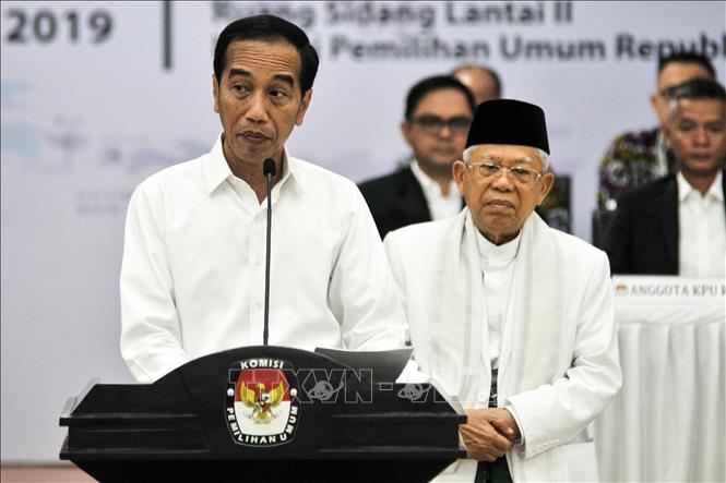 Trong ảnh: Đương kim Tổng thống Indonesia Joko Widodo (trái) và người đồng hành Ma'ruf Amin (phải) trong bài phát biểu tại thủ đô Jakarta ngày 30/6/2019. Ảnh: AFP/TTXVN