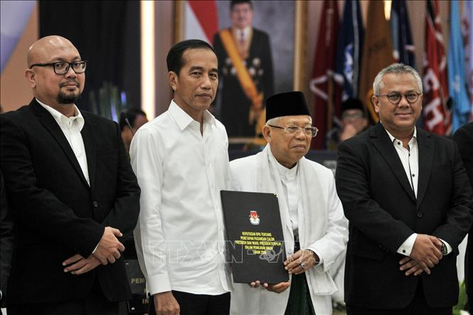 Trong ảnh: Đương kim Tổng thống Indonesia Joko Widodo (giữa, trái) và người đồng hành Ma'ruf Amin (giữa, phải) được KPU chính thức tuyên bố thắng cử tại thủ đô Jakarta ngày 30/6/2019. Ảnh: AFP/TTXVN