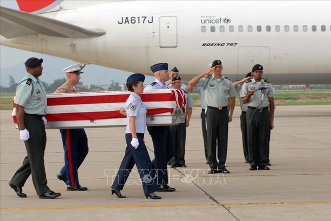 Trong ảnh: Lễ trao trả 3 bộ hài cốt được cho là quân nhân Hoa Kỳ mất tích trong chiến tranh tại Việt Nam được tổ chức vào chiều 23/7/2010, tại Sân bay quốc tế Nội Bài (Hà Nội). Đây là đợt trao trả hài cốt quân nhân Mỹ lần thứ 115 của Việt Nam cho Hoa Kỳ. Ảnh: Doãn Tấn – TTXVN