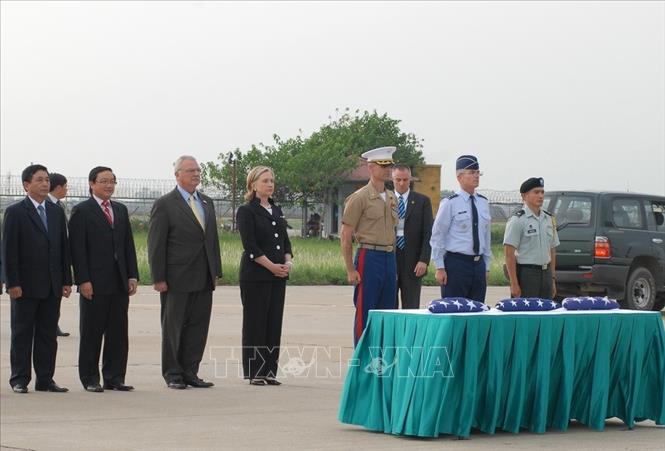 Trong ảnh: Chiều 23/7/2010, tại Sân bay quốc tế Nội Bài (Hà Nội) diễn ra Lễ trao trả 3 bộ hài cốt quân nhân Hoa Kỳ trong chiến tranh Việt Nam, trước sự chứng kiến của Ngoại trưởng Hoa Kỳ, bà Hillary Clinton. Ảnh: Doãn Tấn – TTXVN