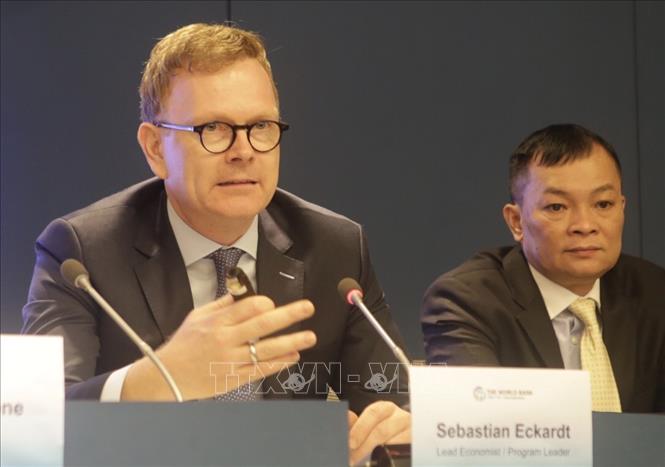 Trong ảnh: Ông Sebastian Eckardt, Chuyên gia Kinh tế trưởng của Ngân hàng Thế giới tại Việt Nam trình bày tại lễ công bố. Ảnh: Trần Việt - TTXVN 