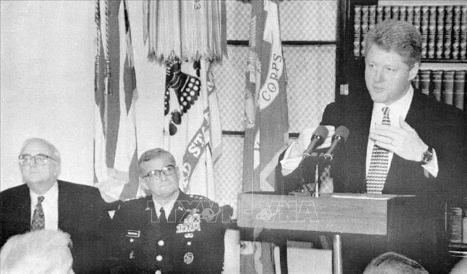Trong ảnh (từ phải sang): Tổng thống Hoa Kỳ Bill Clinton, Chủ tịch Hội đồng tham mưu trưởng Liên quân John Shalikashvili, Bộ trưởng Quốc phòng Leslie Aspin, Jr tại cuộc họp báo ở Nhà Trắng ngày 3/2/1994 về việc công bố quyết định bãi bỏ hoàn toàn lệnh cấm vận thương mại kéo dài 19 năm của Hoa Kỳ đối với Việt Nam, bước khởi đầu cho việc bình thường hóa quan hệ ngoại giao giữa hai nước (11/7/1995). Ảnh: AFP/TTXVN phát