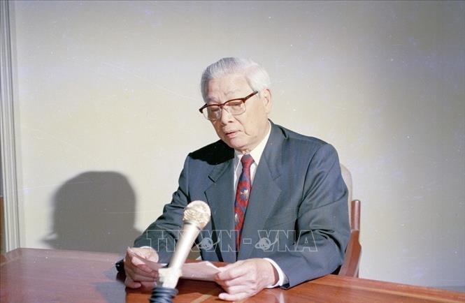 Trong ảnh: Sáng 12/7/1995, tại Hà Nội (11/7 theo giờ Mỹ), Thủ tướng Võ Văn Kiệt đọc tuyên bố bình thường hóa quan hệ ngoại giao giữa Việt Nam và Hoa Kỳ. Ảnh: Minh Đạo - TTXVN
