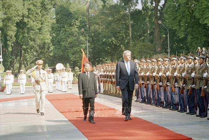 Trong ảnh: Chủ tịch nước Trần Đức Lương chủ trì Lễ đón Tổng thống Bill Clinton thăm chính thức Việt Nam từ ngày 16 - 19/11/2000. Ông Bill Clinton là Tổng thống Hoa Kỳ đầu tiên tới Việt Nam, 25 năm sau khi chiến tranh kết thúc. Đây là chuyến thăm lịch sử, nhằm làm chuyển biến quan hệ giữa Hoa Kỳ với Việt Nam sau chiến tranh. Chính Tổng thống Bill Clinton là người đã quyết định bỏ cấm vận, tiến tới bình thường hóa quan hệ hai nước năm 1995 và ký Hiệp định thương mại song phương. Ảnh: Trọng Nghiệp - TTXVN