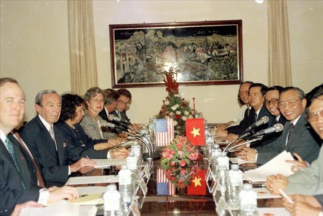 Trong ảnh: Ngày 5/8/1995, Bộ trưởng Ngoại giao Hoa Kỳ Warren Christopher thăm Việt Nam và cùng Bộ trưởng Ngoại giao Nguyễn Mạnh Cầm ký Hiệp định chính thức thiết lập quan hệ ngoại giao giữa hai nước. Đây cũng là quan chức cấp cao nhất của Hoa Kỳ đến thăm Việt Nam sau khi kết thúc chiến tranh. Ảnh: Cao Phong - TTXVN