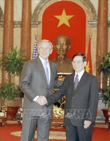 Trong ảnh: Chủ tịch nước Nguyễn Minh Triết đón và hội đàm với Tổng thống Hoa Kỳ George W. Bush tại Phủ Chủ tịch, trong chuyến thăm chính thức Việt Nam và tham dự Hội nghị Cấp cao APEC từ ngày 17-20/11/2006. Chuyến thăm Việt Nam của Tổng thống George W. Bush đóng một vai trò quan trọng trong việc giúp Việt Nam gia nhập Tổ chức Thương mại Thế giới (WTO) trong năm đó. Ảnh: Nguyễn Khang – TTXVN