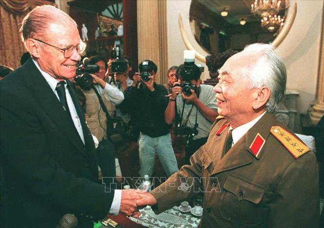 Trong ảnh: Đại tướng Võ Nguyên Giáp và cựu Bộ trưởng Quốc phòng Hoa Kỳ Robert McNamara, những người từng chỉ huy hai bên chiến tuyến, gặp mặt trực tiếp lần đầu tiên tại Hà Nội, ngày 9/11/1995 sau khi hai nước bình thường hóa quan hệ. Ảnh: AFP/TTXVN phát