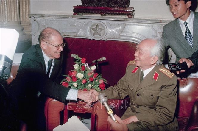 Trong ảnh: Đại tướng Võ Nguyên Giáp và cựu Bộ trưởng Quốc phòng Hoa Kỳ Robert McNamara, những người từng chỉ huy hai bên chiến tuyến, gặp mặt trực tiếp lần đầu tiên tại Hà Nội, ngày 9/11/1995 sau khi hai nước bình thường hóa quan hệ. Ảnh: Kim Hùng - TTXVN