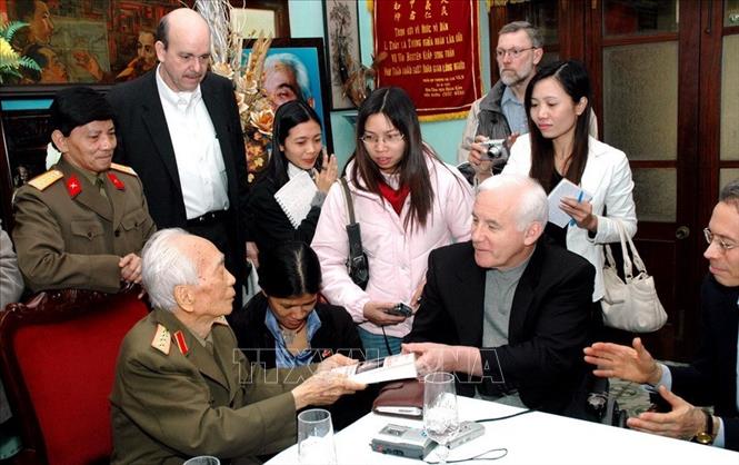 Sáng 17/12/2006, ông Bobby Muler, Chủ tịch Quỹ Cựu chiến binh Mỹ tại Việt Nam (VVAF) dẫn đầu đoàn đại biểu các cựu chiến binh Mỹ đến thăm Đại tướng Võ Nguyên Giáp và gia đình. Trong ảnh: Đại tướng Võ Nguyên Giáp tặng sách cho ông Robert Muller. Ảnh: Tùng Lâm-TTXVN