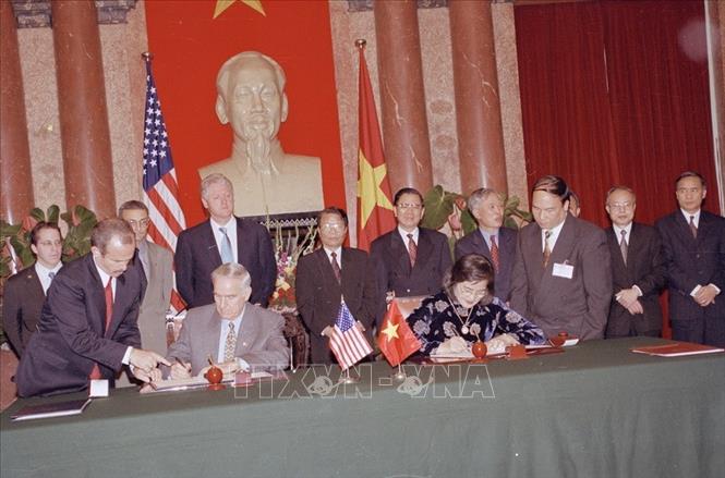 Trong ảnh: Sáng 7/11/2000, Tổng thống Hoa Kỳ Bill Clinton và Chủ tịch nước Trần Đức Lương chứng kiến văn kiện hợp tác giữa Hoa Kỳ và Việt Nam trong lĩnh vực lao động. Ảnh: Minh Điền - TTXVN 