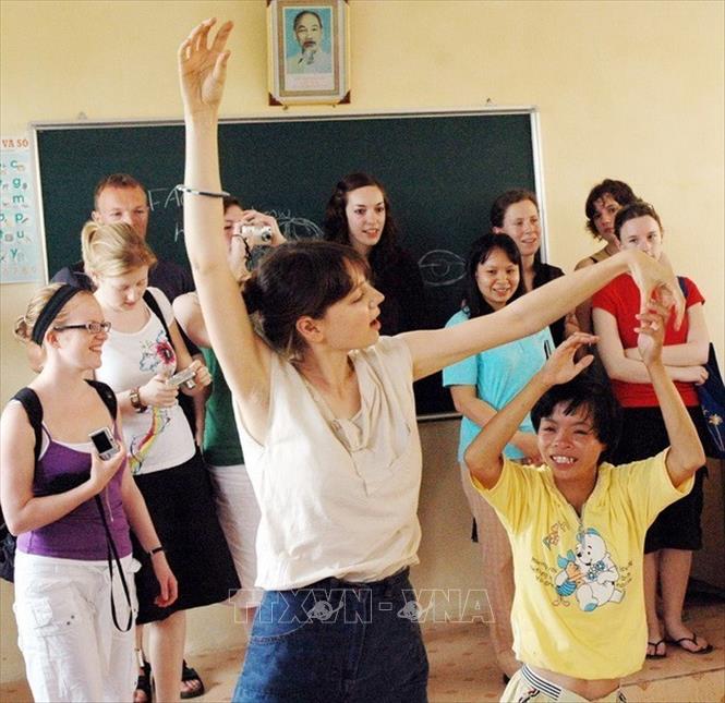 Trong ảnh: Sinh viên tình nguyện Mỹ đến Làng Hữu nghị Việt Nam (Vân Canh, Hà Tây) dạy trẻ em múa, hát, vẽ và hồi phục chức năng. Ảnh: Tùng Lâm-TTXVN