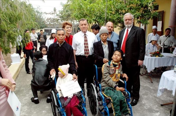 Trong ảnh: Ngày 6/12/2006, 35 chiếc xe lăn đầu tiên trong tổng số 250 chiếc xe lăn của chương trình 