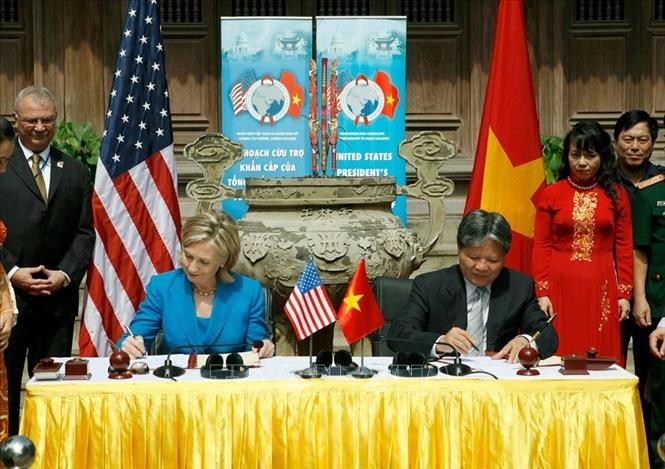 Trong ảnh: Ngày 22/7/2010, tại Hà Nội, Bộ trưởng Ngoại giao Hoa Kỳ Hillary Clinton và Bộ trưởng Tư pháp Hà Hùng Cường ký bản ghi nhớ về việc Chính phủ Hoa Kỳ tiếp tục tài trợ cho Việt Nam trong việc phòng chống HIV/AIDS. Ảnh: Doãn Tấn – TTXVN
