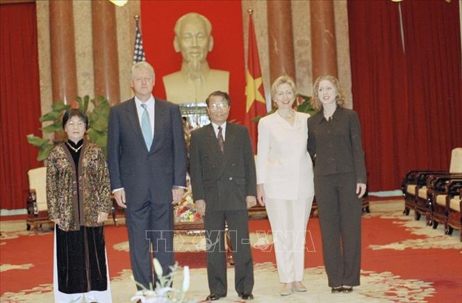 Trong ảnh: Tổng thống Hoa Kỳ Bill Clinton, Phu nhân và con gái chụp ảnh chung với Chủ tịch nước Trần Đức Lương và Phu nhân tại Lễ đón ở Phủ Chủ tịch, trong chuyến thăm chính thức Việt Nam, ngày 17/11/2000. Ông Bill Clinton là Tổng thống Hoa Kỳ đầu tiên tới Việt Nam, 25 năm sau khi chiến tranh kết thúc. Đây là chuyến thăm lịch sử, nhằm làm chuyển biến quan hệ giữa hai nước sau chiến tranh. Ảnh: Minh Điền - TTXVN