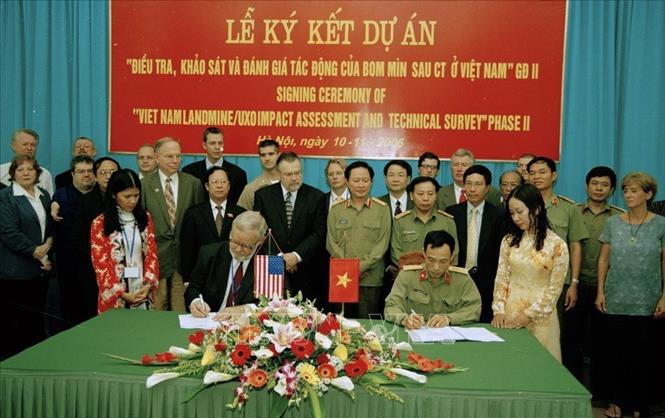 Trong ảnh: Ông Thomas Leckinger (bên trái), Trưởng đại diện Văn phòng Quỹ Cựu chiến binh Mỹ tại Việt Nam (VVAF) và Đại tá Nguyễn Trọng Cảnh, Giám đốc Trung tâm Công nghệ xử lý bom mìn (BOMICEN) ký kết Dự án 