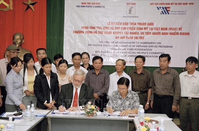 Trong ảnh: Ông Thomas Leckinger (bên trái), Trưởng đại diện Văn phòng Quỹ Cựu chiến binh Hoa Kỳ tại Việt Nam (VVAF) và đại diện Hội Chữ thập đỏ tỉnh Thái Bình ký kết tài trợ 400 triệu đồng hỗ trợ người khuyết tật nghèo, ưu tiên người nhiễm chất độc da cam dioxin tại Thái Bình, ngày 10/10/2006. Ảnh: Tùng Lâm - TTXVN