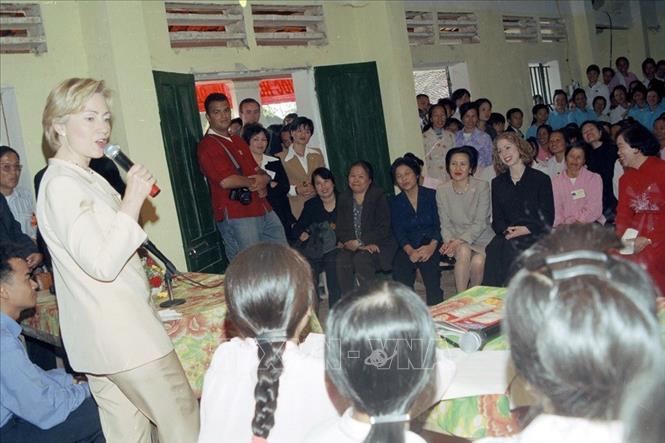 Trong ảnh: Trong chuyến thăm chính thức Việt Nam của Tổng thống Bill Clinton, ngày 17/11/2000, Phu nhân Tổng thống, bà Hillary Clinton và con gái đến thăm Quỹ tín dụng người nghèo của phụ nữ xã Bắc Phú, huyện Sóc Sơn, Hà Nội. Ảnh: Thu Hoài - TTXVN