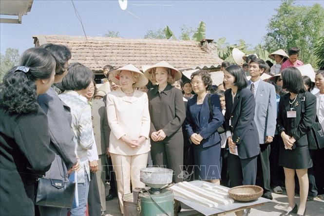 Trong ảnh: Trong chuyến thăm chính thức Việt Nam của Tổng thống Hoa Kỳ Bill Clinton, ngày 17/11/2000, Phu nhân Tổng thống, bà Hillary Clinton và con gái đến thăm Quỹ tín dụng người nghèo của phụ nữ xã Bắc Phú, huyện Sóc Sơn, Hà Nội. Ảnh: Thu Hoài - TTXVN