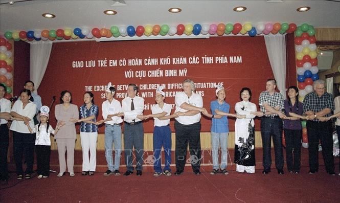 Trong ảnh: Chương trình giao lưu giữa 200 trẻ em là con thương binh, liệt sỹ, trẻ em nghèo hiếu học các tỉnh phía Nam với cựu chiến binh Hoa Kỳ, do Quỹ Bảo trợ trẻ em Việt Nam và Tổ chức Hỗ trợ giáo dục Hoa Kỳ (REAP) tổ chức ngày 15/7/2002, tại TP Hồ Chí Minh. Ảnh: Hoàng Hải - TTXVN