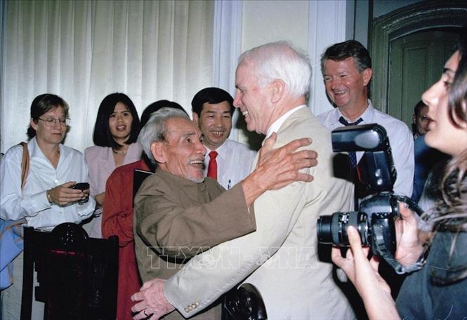 Trong ảnh: Trong chuyến thăm Việt Nam, ngày 13/11/1996, tại Hà Nội, Thượng nghị sĩ Hoa Kỳ John McCain gặp lại cụ Mai Văn Ổn, người mà 29 năm trước (ngày 26/10/1967) đã bắt và cứu ông, khi đó là Trung úy phi công hải quân Mỹ John McCain lái chiếc máy bay A-4 Skyhawk bị bắn hạ và rơi xuống hồ Trúc Bạch, Hà Nội. Ảnh: Nguyễn Khang - TTXVN