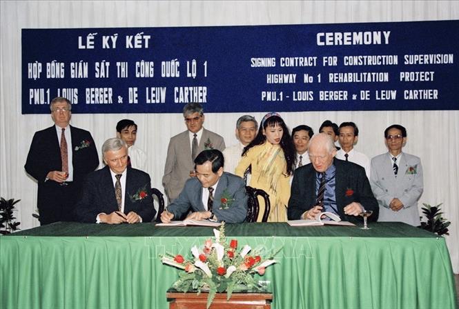 Trong ảnh: Lễ ký kết hợp đồng tư vấn giám sát thi công khôi phục Quốc lộ 1 giữa Ban Quản lý dự án Quốc lộ 1 với Liên doanh Louis Berger và DeLeeuw Carter (Hoa Kỳ), ngày 10/6/1995. Ảnh: Anh Tôn - TTXVN