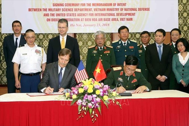 Trong ảnh: Lễ ký bản ghi nhận ý định giữa Cục Khoa học quân sự, Bộ Quốc phòng Việt Nam với Cơ quan Phát triển quốc tế Hoa Kỳ (USAID) về xử lý ô nhiễm dioxin ở khu vực sân bay Biên Hòa, Việt Nam (2018). Ảnh: An Đăng - TTXVN