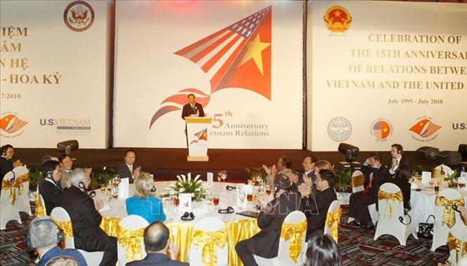Trong ảnh: Lễ kỷ niệm 15 năm quan hệ Việt Nam - Hoa Kỳ, ngày 22/7/2010 tại Hà Nội, với sự tham dự của Ngoại trưởng Hoa Kỳ Hillary Clinton và Bộ trưởng Ngoại giao Phạm Gia Khiêm. Ảnh: Thống Nhất-TTXVN