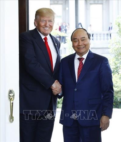 Trong ảnh: Tổng thống Donald Trump đón Thủ tướng Nguyễn Xuân Phúc tại Nhà Trắng ở Thủ đô Washington D.C, ngày 31/5/2017, trong chuyến thăm chính thức Hoa Kỳ từ 29 – 31/5/2017. Ảnh: Thống Nhất – TTXVN