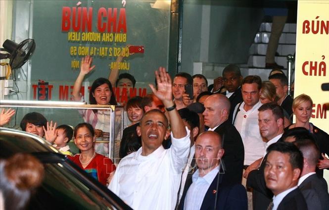 Ông Barack Obama là Tổng thống Hoa Kỳ thứ 3 liên tiếp thăm Việt Nam khi còn đương nhiệm. Chuyến thăm cấp Nhà nước của Tổng thống Barack Obama tới Việt Nam từ ngày 23 tới 25/5/2016 được coi là “chuyến công du vì tương lai”. Điểm nhấn của chuyến thăm này là việc Hoa Kỳ gỡ bỏ hoàn toàn cấm vận vũ khí với Việt Nam và đặc biệt là sự đón tiếp nồng hậu của nhân dân Việt Nam. Trong ảnh: Tối 23/5, Tổng thống Barack Obama đến dùng bữa tối tại quán bún chả Hương Liên trên phố Lê Văn Hưu, quận Hoàn Kiếm (Hà Nội) trong sự chào đón nồng nhiệt của đông đảo người dân Thủ đô. Ảnh: Doãn Tấn - TTXVN