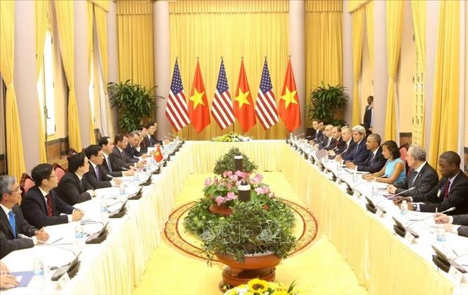 Trong ảnh: Sáng 23/5/2016, Tổng thống Hoa Kỳ Barack Obama hội đàm với Chủ tịch nước Trần Đại Quang tại Phủ Chủ tịch, trong chuyến thăm cấp Nhà nước tới Việt Nam từ 23 – 24/5/2016. Barack Obama là Tổng thống Hoa Kỳ thứ ba liên tiếp thăm Việt Nam khi còn đương nhiệm. Chuyến thăm của ông tới Việt Nam được coi là “chuyến công du vì tương lai”. Điểm nhấn của chuyến thăm này là việc Hoa Kỳ gỡ bỏ hoàn toàn cấm vận vũ khí với Việt Nam và đặc biệt là sự đón tiếp nồng hậu của nhân dân Việt Nam, đây là nền tảng vững chắc để phát triển quan hệ trong tương lai. Ảnh: Nhan Sáng - TTXVN