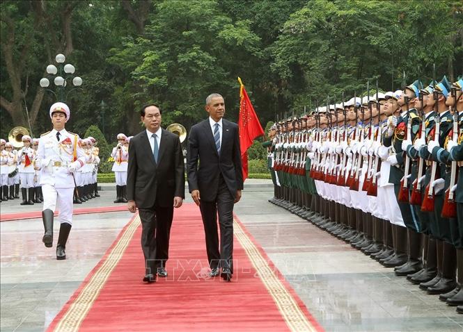 Trong ảnh: Chủ tịch nước Trần Đại Quang chủ trì Lễ đón Tổng thống Hoa Kỳ Barack Obama tại Phủ Chủ tịch, sáng 23/5/2016 trong chuyến thăm cấp Nhà nước tới Việt Nam từ 22 – 24/5/2016. Tại hội đàm, Tổng thống Barack Obama tuyên bố Hoa Kỳ dỡ bỏ hoàn toàn lệnh cấm vận bán vũ khí sát thương đối với Việt Nam. Barack Obama là Tổng thống Hoa Kỳ thứ ba liên tiếp thăm Việt Nam khi còn đương nhiệm. Chuyến thăm của ông tới Việt Nam được coi là “chuyến công du vì tương lai”. Ảnh: Nhan Sáng - TTXVN 
